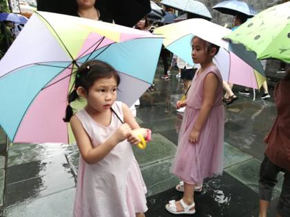 孩子眼中的雨天(摄于2018年暑假)-陈宇.jpg